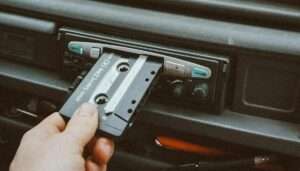 escuchar música en el coche con cassette