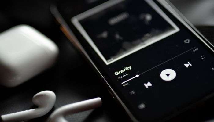 Escuchar música en el coche mediante una playlist de Spotify.