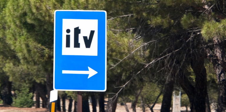Es obligatorio llevar puesta la pegatina de la ITV