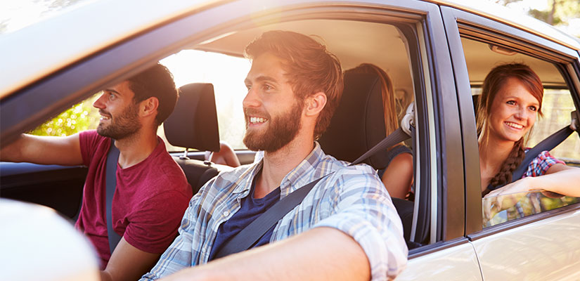 Viajar en coche compartido.